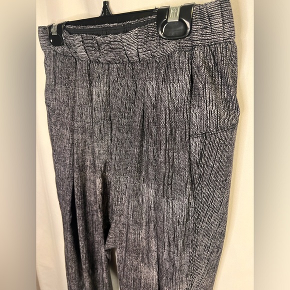 Lululemon Rollin' With My Omies Pant
Burlap Texture Black Dune / Black Size 4 - Picture 2 of 6
